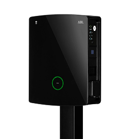 Stele POLE Slim mit einer Wallbox eM4 Twin