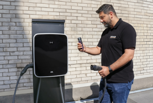 Foto Dolezych Mitarbeiter mit Wallbox eMH3